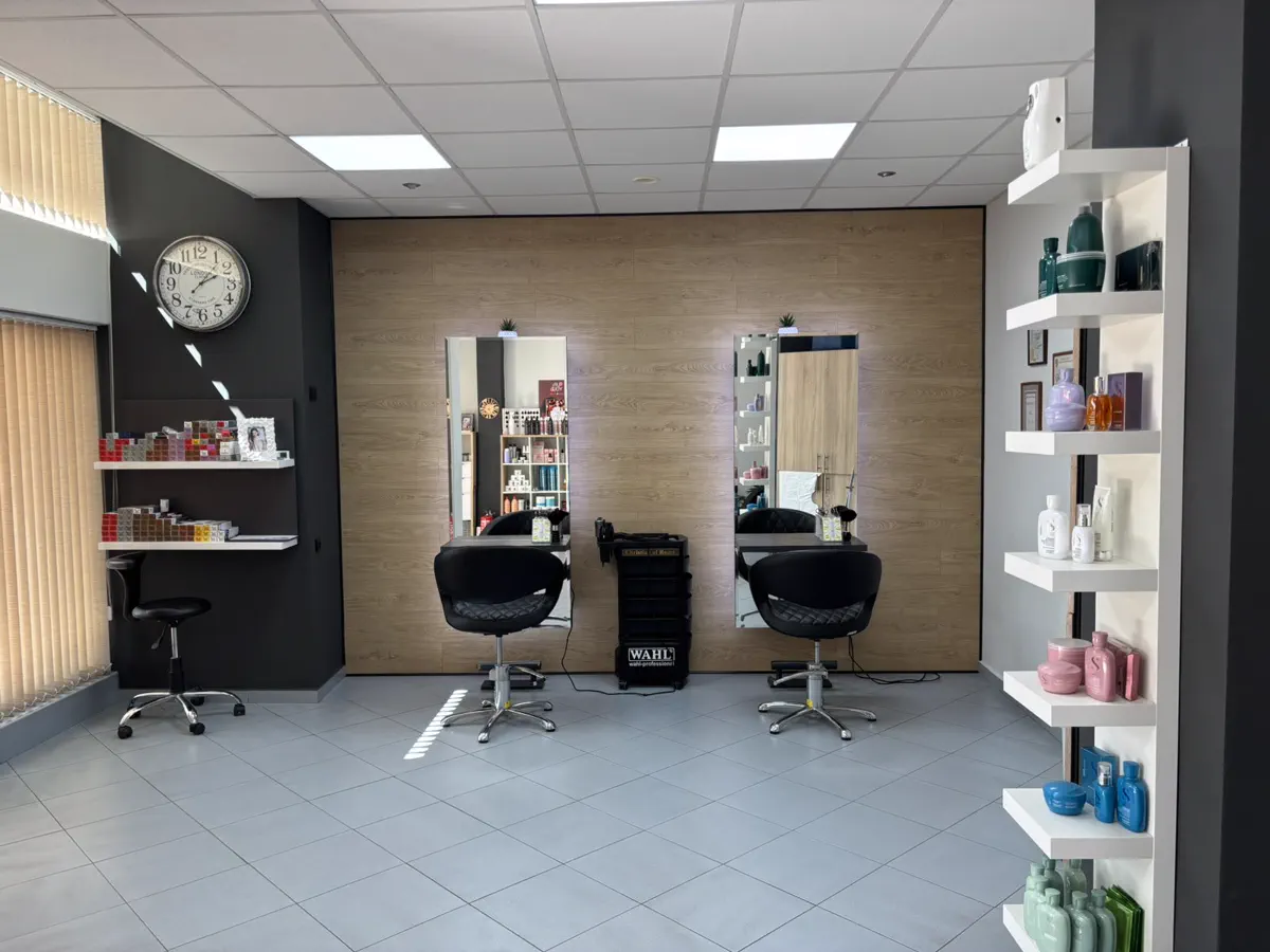 Работните места и огледалата в Studio MOKREV